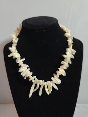 Vintage Necklace Cream Shell Chip Necklace
